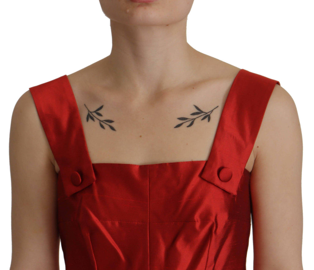Robe en satin rouge à plis en forme A de Dolce & Gabbana, élégante et sophistiquée, vue de face sur un fond blanc.
