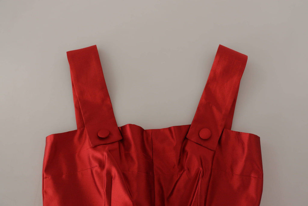 Robe en satin rouge Dolce & Gabbana à ligne A plissée, élégante et sophistiquée, pour une occasion spéciale.