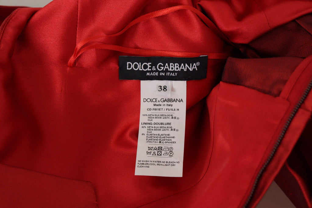 Robe en satin rouge à lignes A et plis de Dolce & Gabbana, élégante et sophistiquée, vue de face.