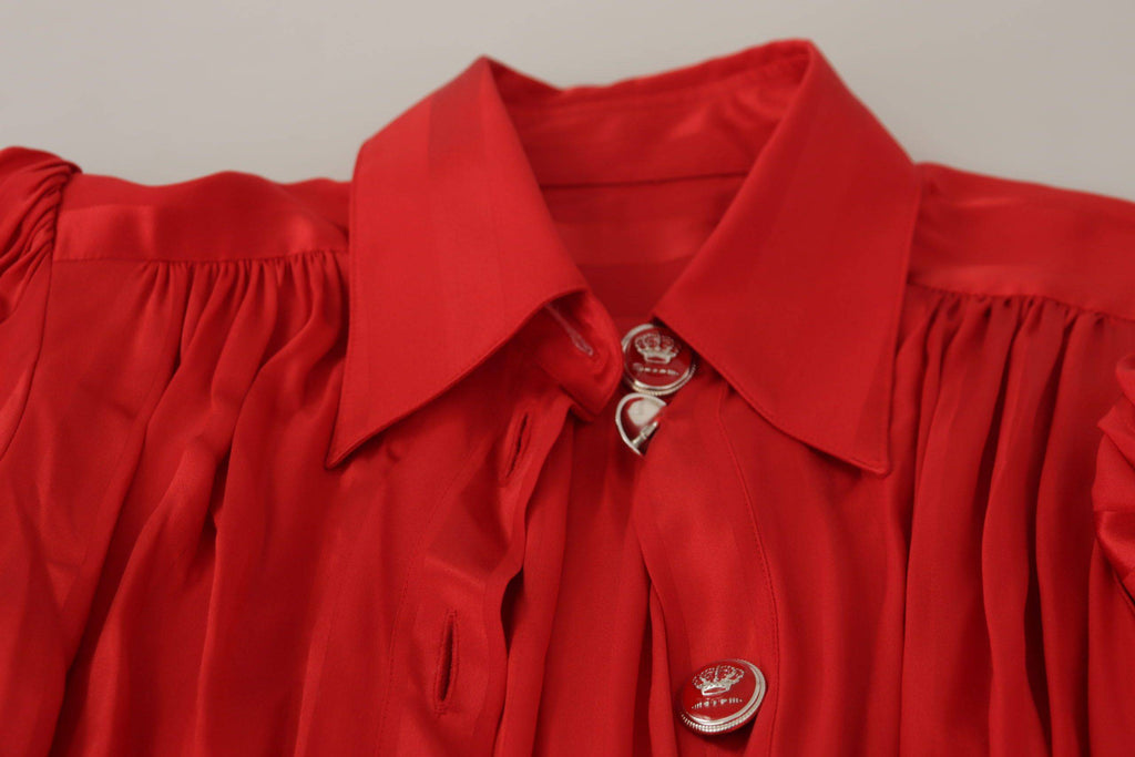 Robe midi en satin de soie rouge Dolce & Gabbana avec boutonnière et ceinture, vue de face.