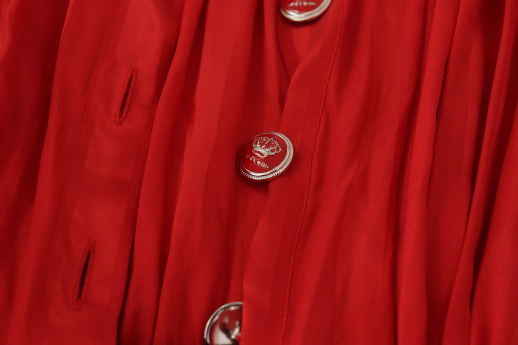 Robe midi en satin de soie rouge Dolce & Gabbana avec boutons, ceinture à la taille, élégante et fluide.