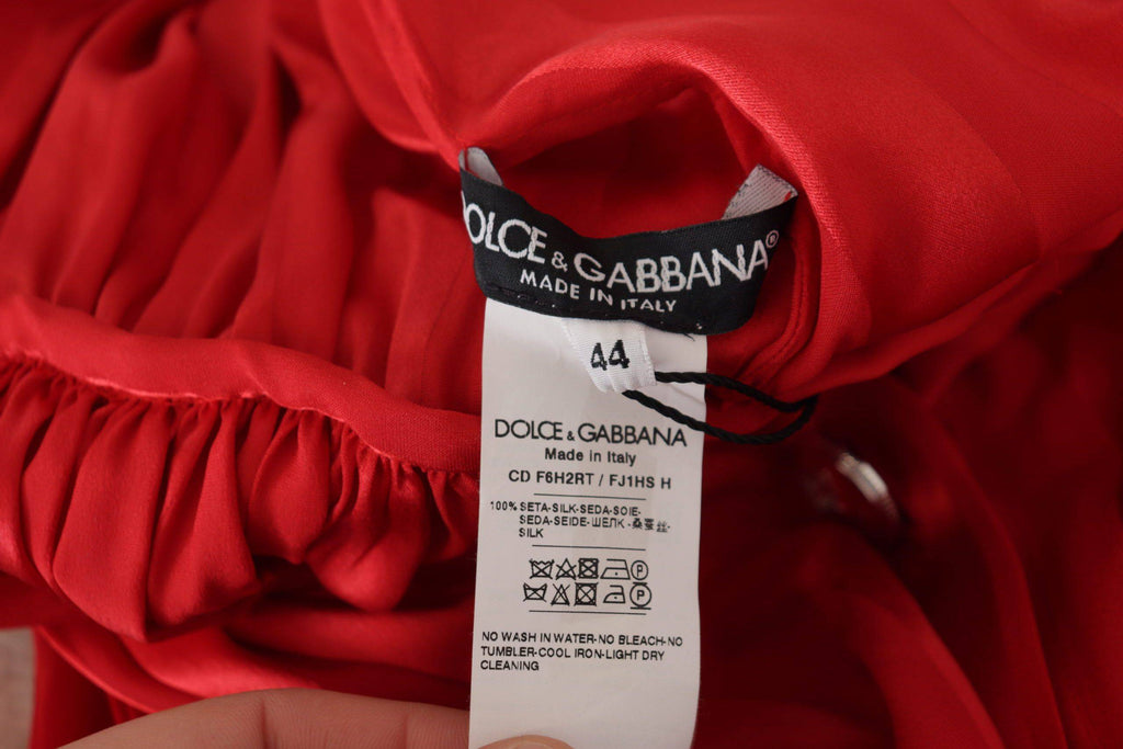Robe midi en satin rouge Dolce & Gabbana avec boutons, ceinture et coupe élégante, vue de face.