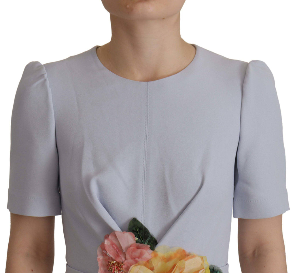 Robe midi en viscose bleue avec appliqués floraux Dolce & Gabbana, élégante et fluide, portée avec des détails floraux visibles.