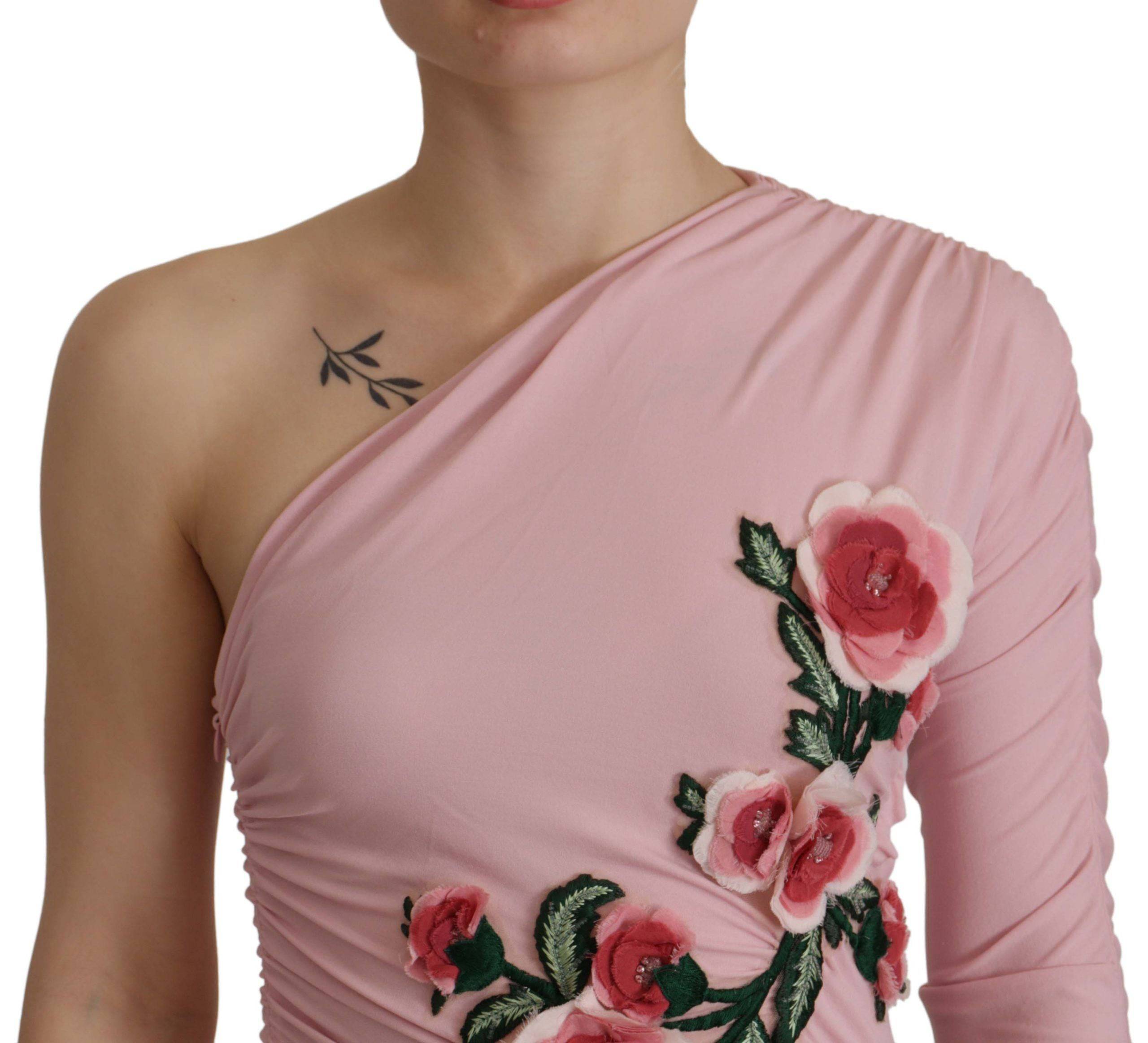 Robe à une épaule Dolce & Gabbana rose ornée de fleurs embellies, élégante et sophistiquée, portée sur un mannequin.
