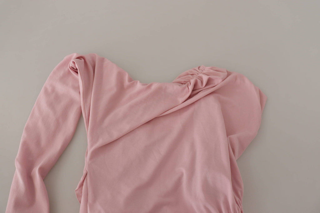 Robe une épaule Dolce & Gabbana rose ornée de fleurs, élégante et sophistiquée, visible en détail sur l'image.