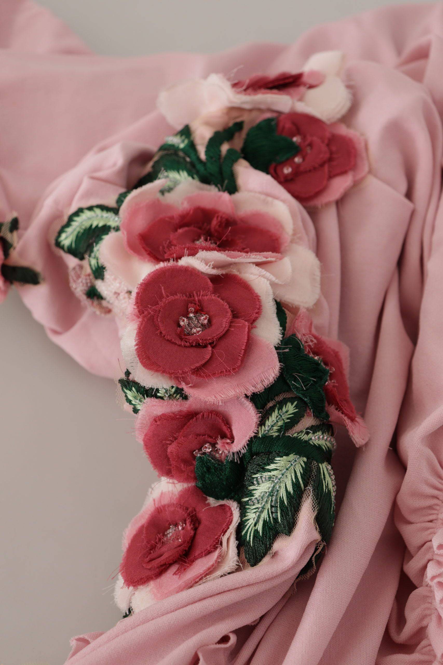 Robe rose à une épaule Dolce & Gabbana ornée de fleurs, embellissements élégants, tissu fluide et design sophistiqué.