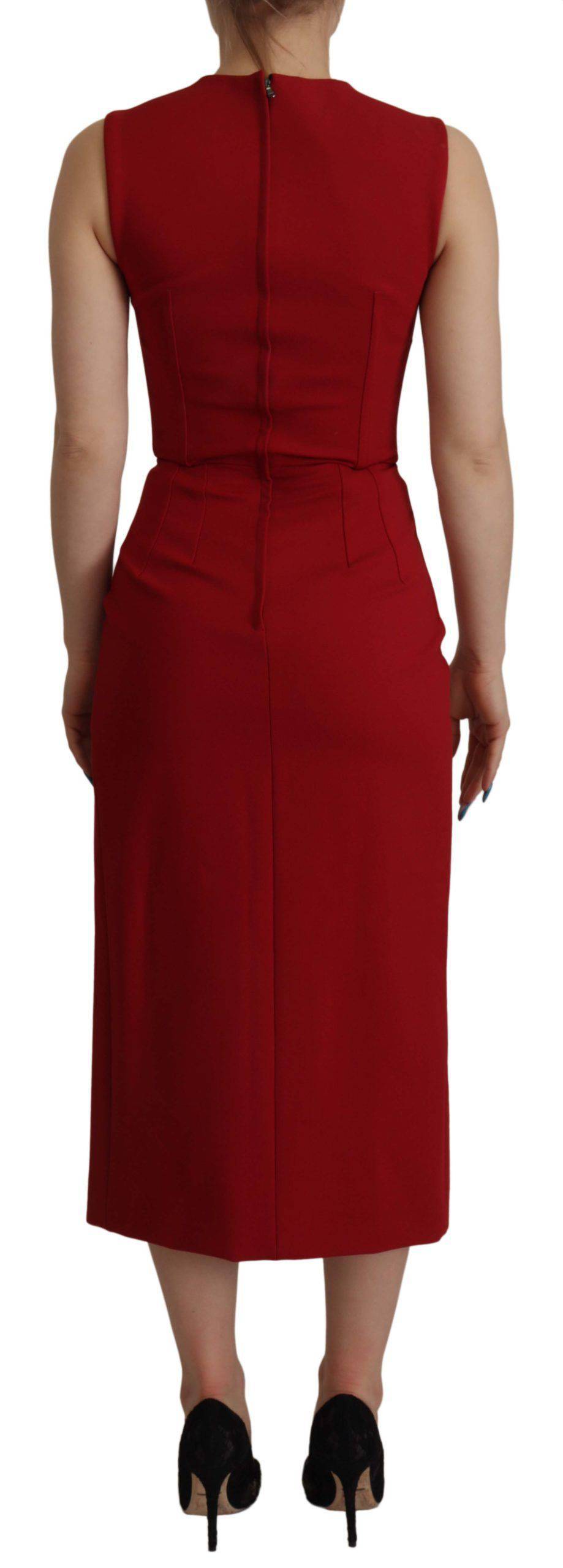 Robe midi rouge Dolce & Gabbana, moulante avec décolleté en cœur, en tissu élégant, vue de face sur mannequin.