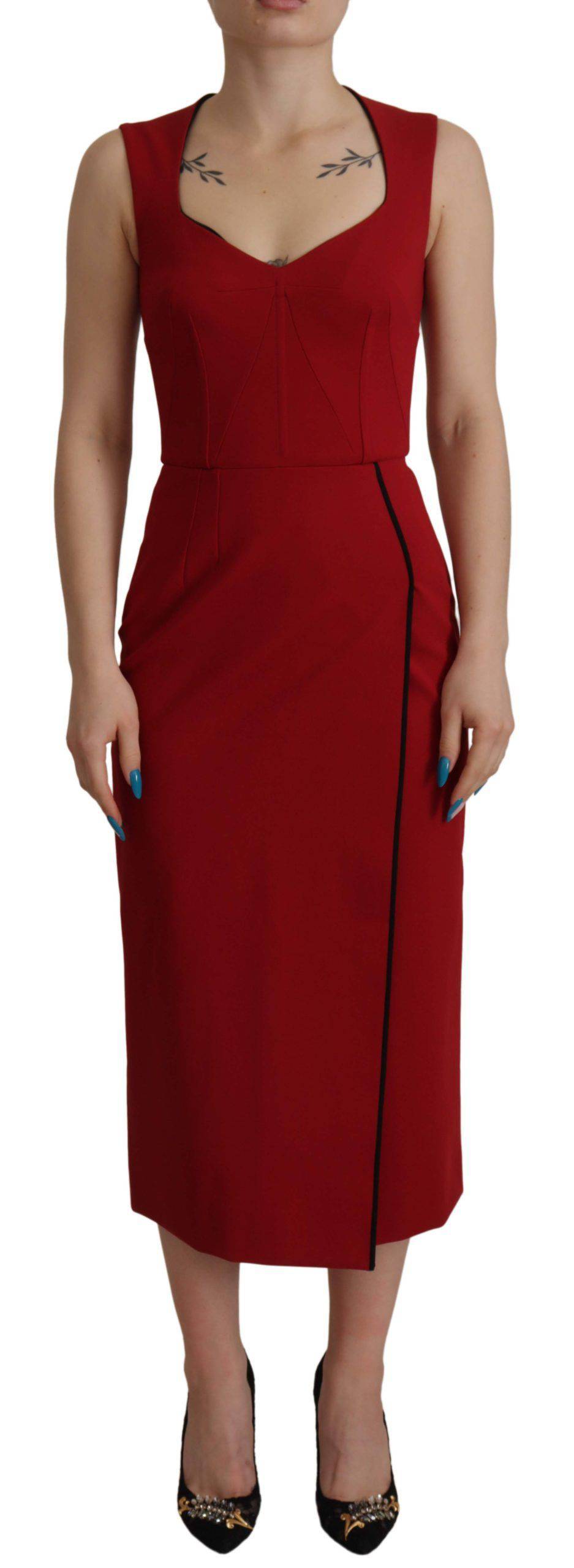 Robe midi moulante rouge Dolce & Gabbana avec décolleté en cœur, tissu élégant et coupe flatteuse, vue de face.