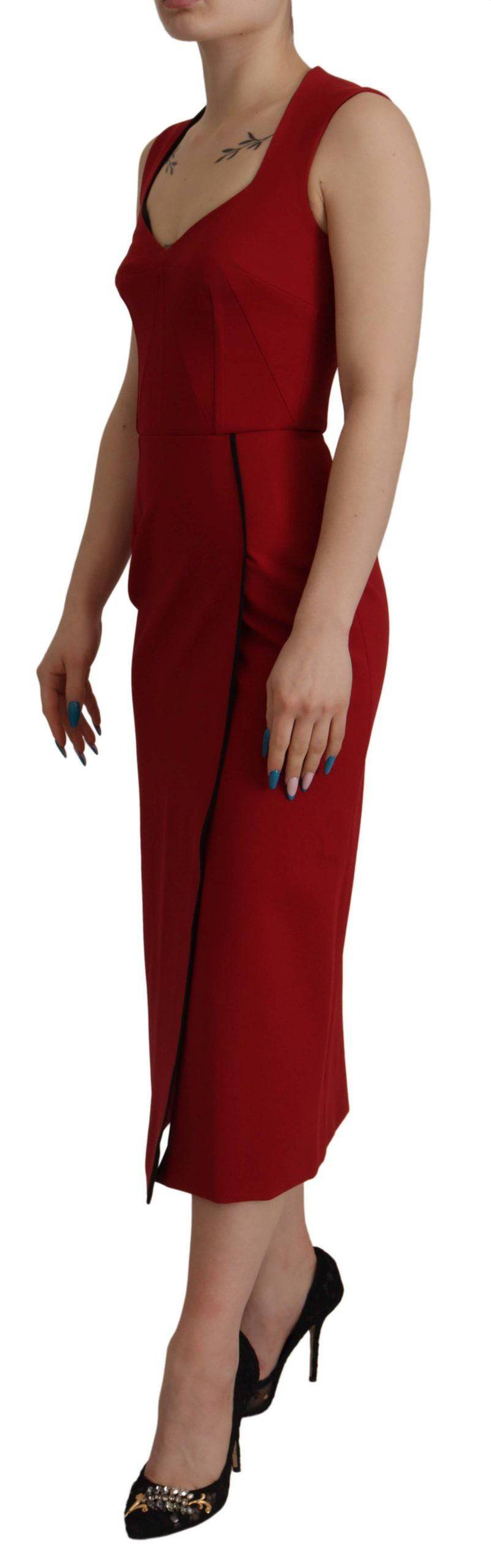 Robe midi rouge Dolce & Gabbana à col cœur, coupe bodycon, en tissu élégant, portée ajustée et sophistiquée.