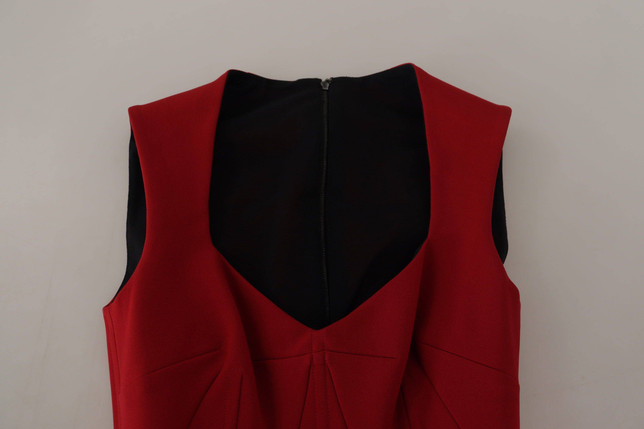 robe midi rouge Dolce & Gabbana à col en cœur, robe moulante élégante avec détails sophistiqués visible sur l'image