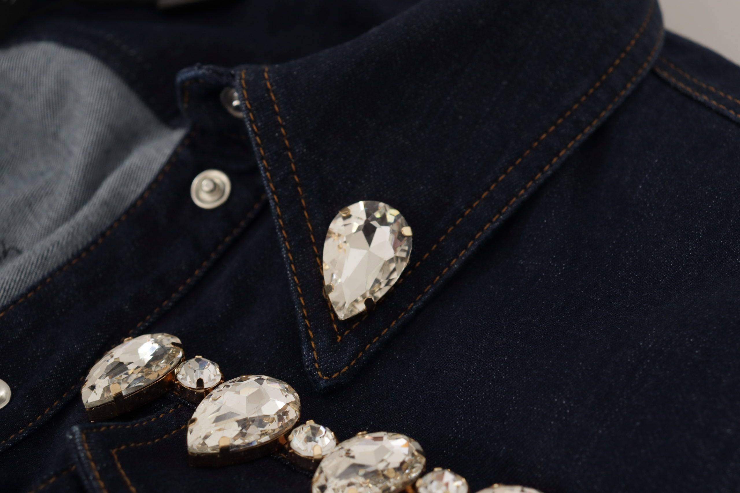 Veste en coton bleu Dolce & Gabbana avec cristaux, style denim, embellissements élégants, vue de face sur la veste.