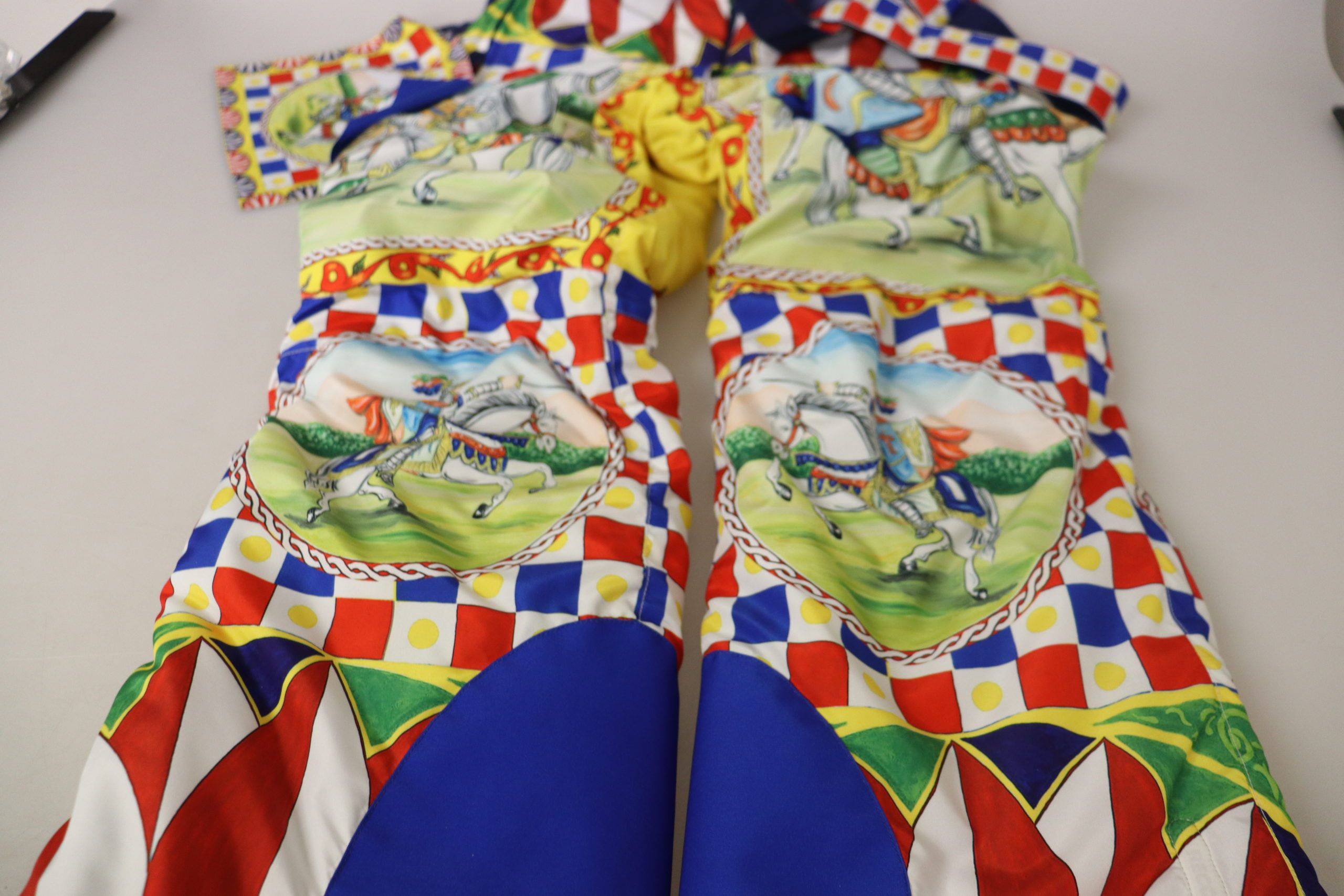 Pantalon de neige imprimé multicolore Dolce & Gabbana, style tendance avec motif coloré et coupe moderne.
