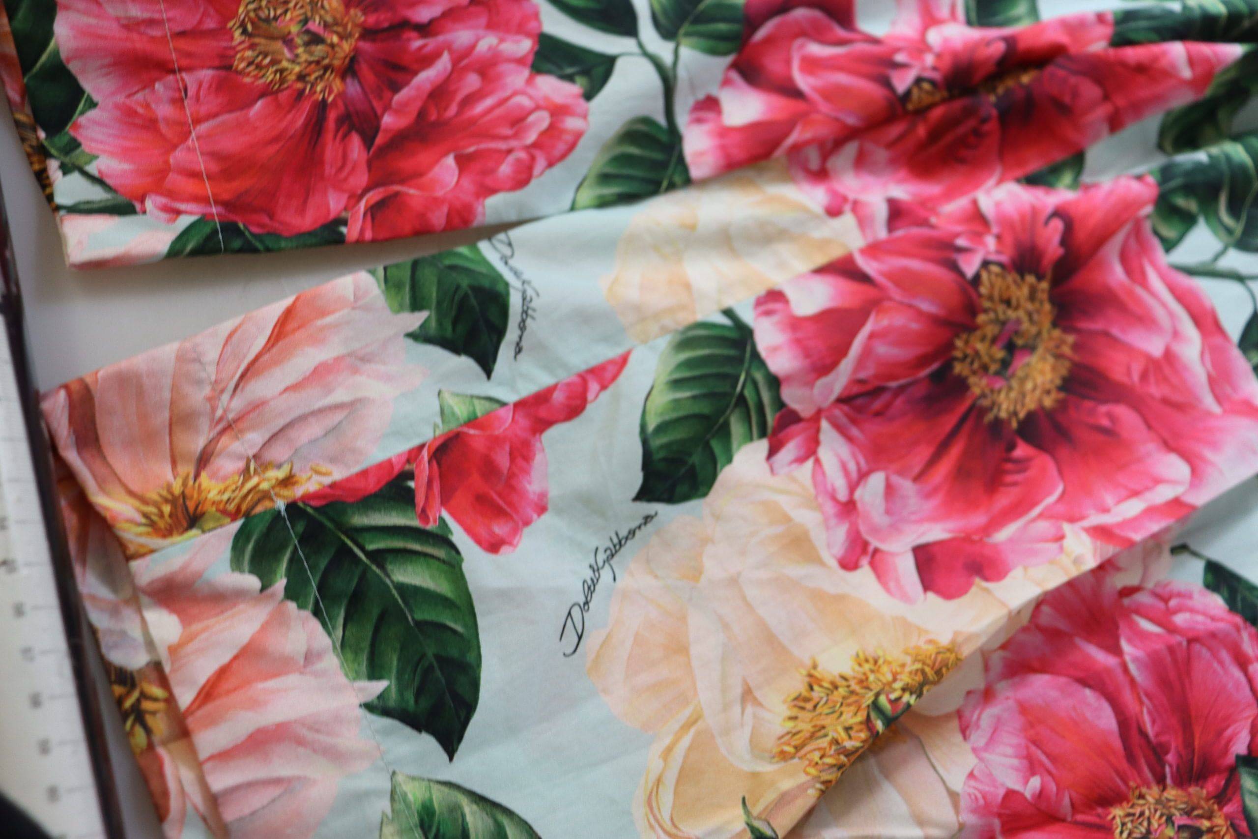 Pantalon cropped à taille haute Dolce & Gabbana avec motif floral multicolore et imprimé élégant.