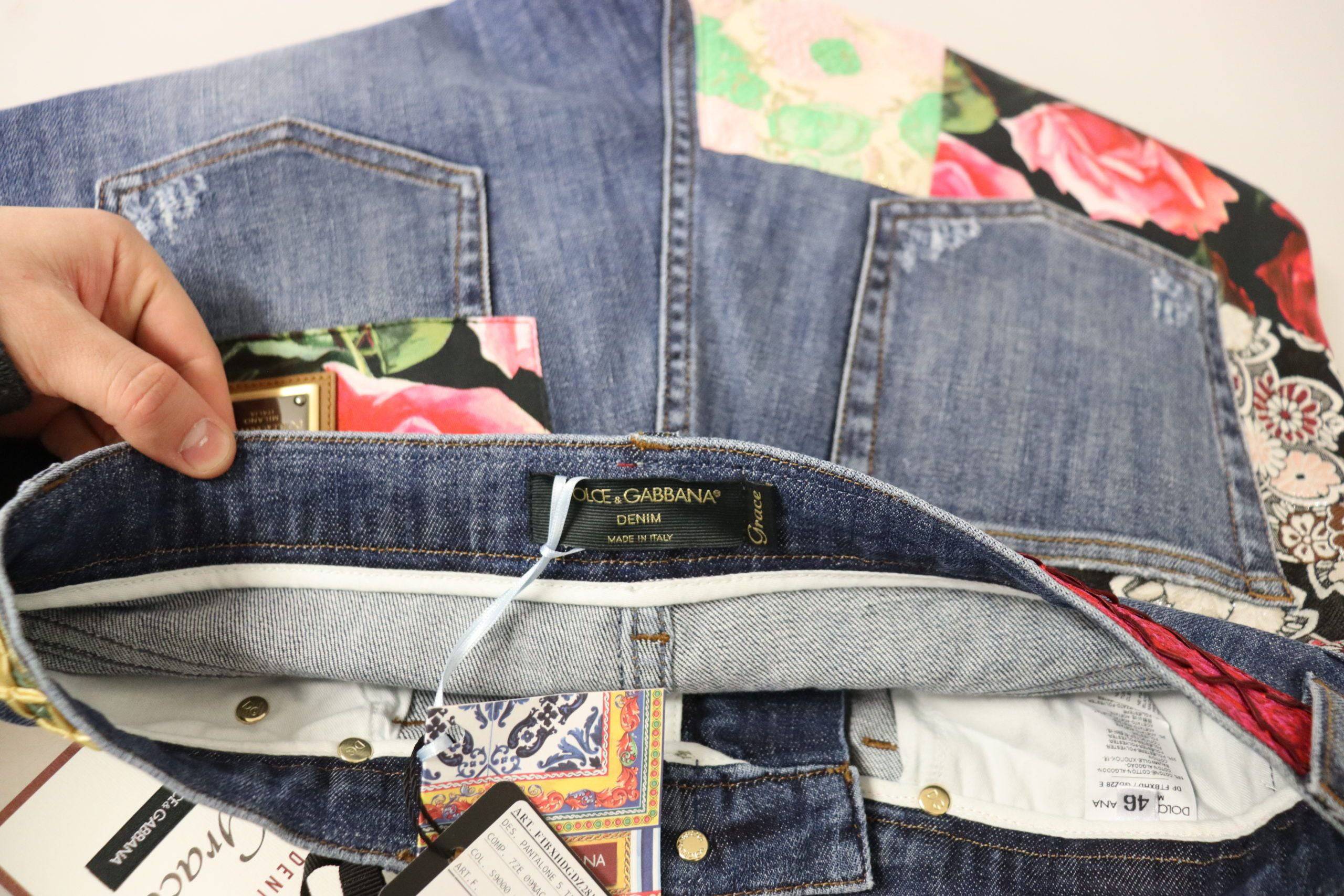 Jeans en jean à taille haute Dolce & Gabbana avec patchwork bleu, décontractés et tendance, visibles en gros plan.