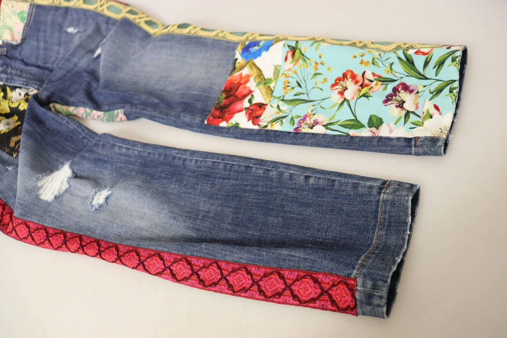 Jeans en denim à patchwork bleu à taille haute de Dolce & Gabbana, style tendance et ajusté, visibles sur l'image.