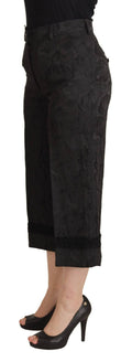Pantalon noir Dolce & Gabbana en brocart, taille haute et coupe courte, affichant un style élégant et sophistiqué.