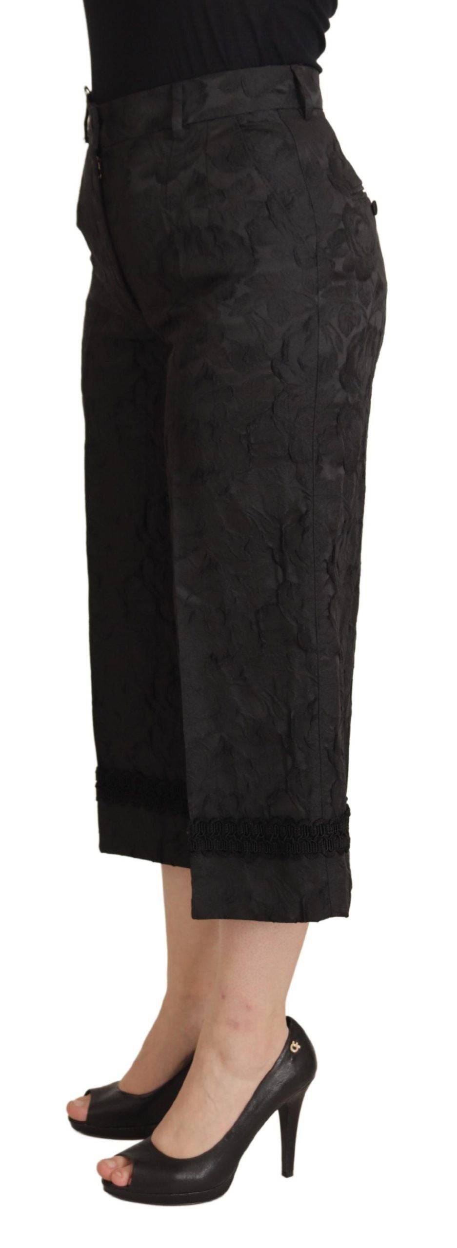 Pantalon noir Dolce & Gabbana en brocart, taille haute et coupe courte, affichant un style élégant et sophistiqué.