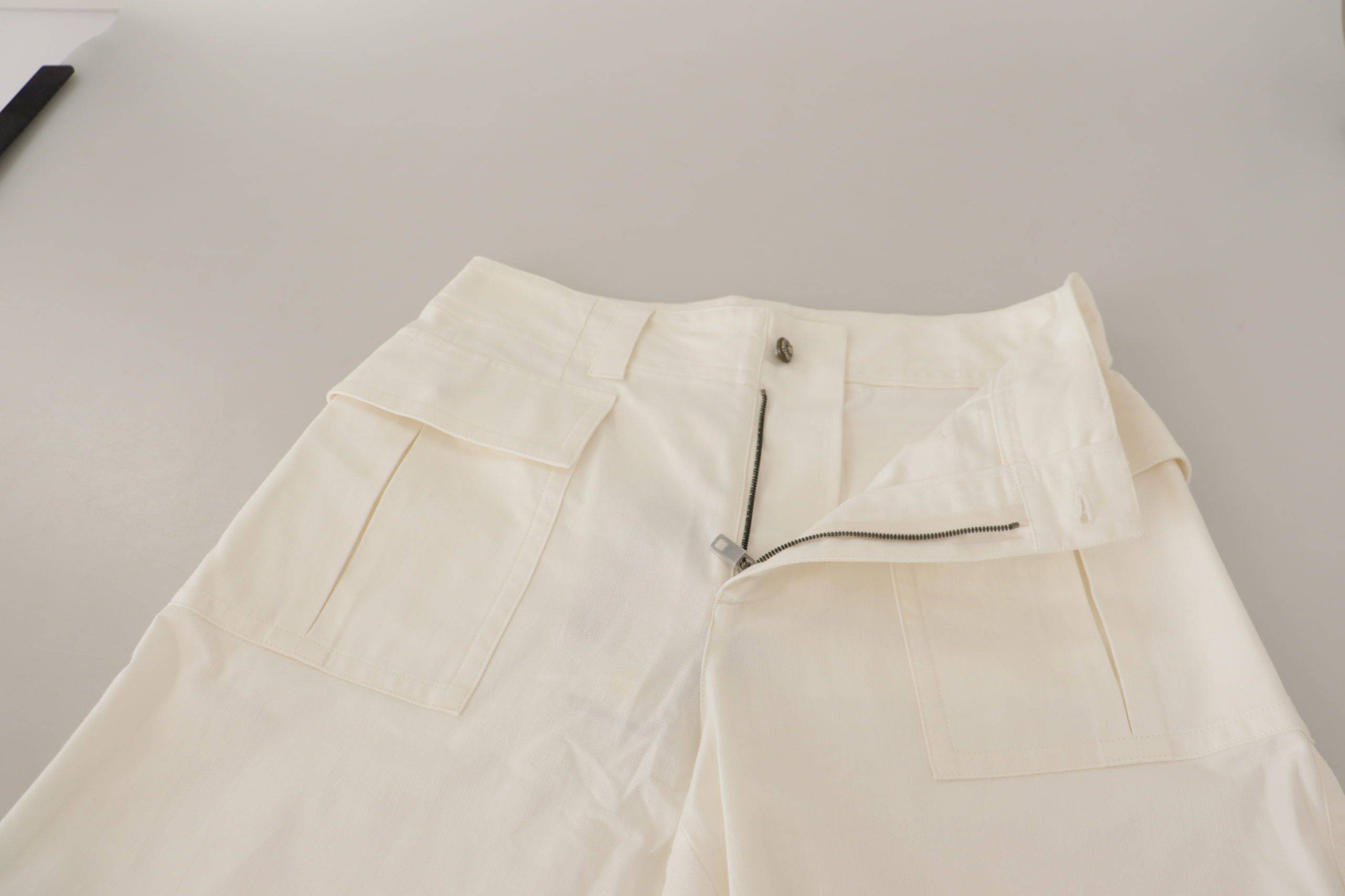 Pantalons en coton blancs Dolce & Gabbana à taille haute et coupe tapered pour femmes, vue de face sur un fond neutre.
