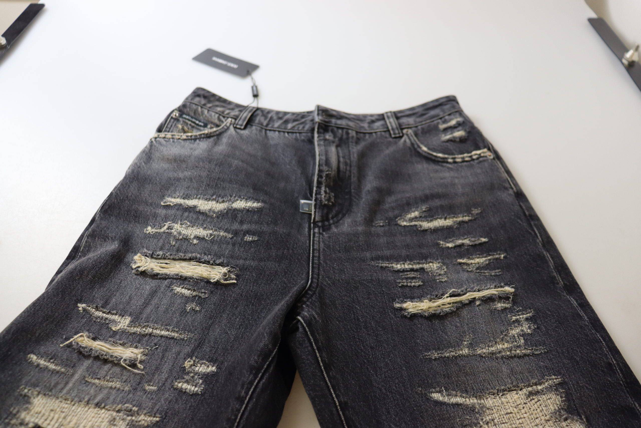 Jeans en denim noir délavé et déchiré à taille haute de Dolce & Gabbana, style décontracté et tendance.