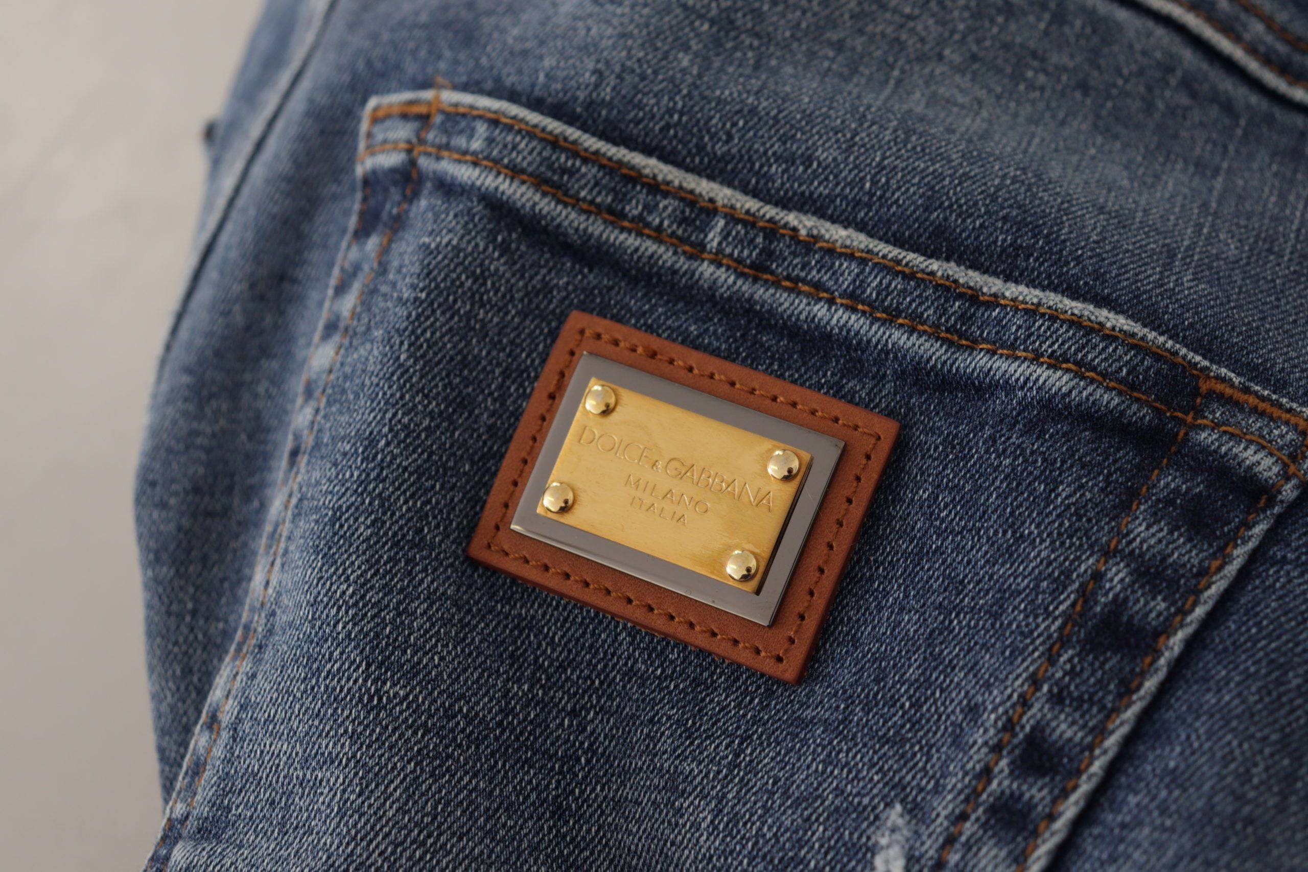 Pantalon en jean en denim bleu Dolce & Gabbana avec cristaux ornés, ajusté et tendance, visible en gros plan.