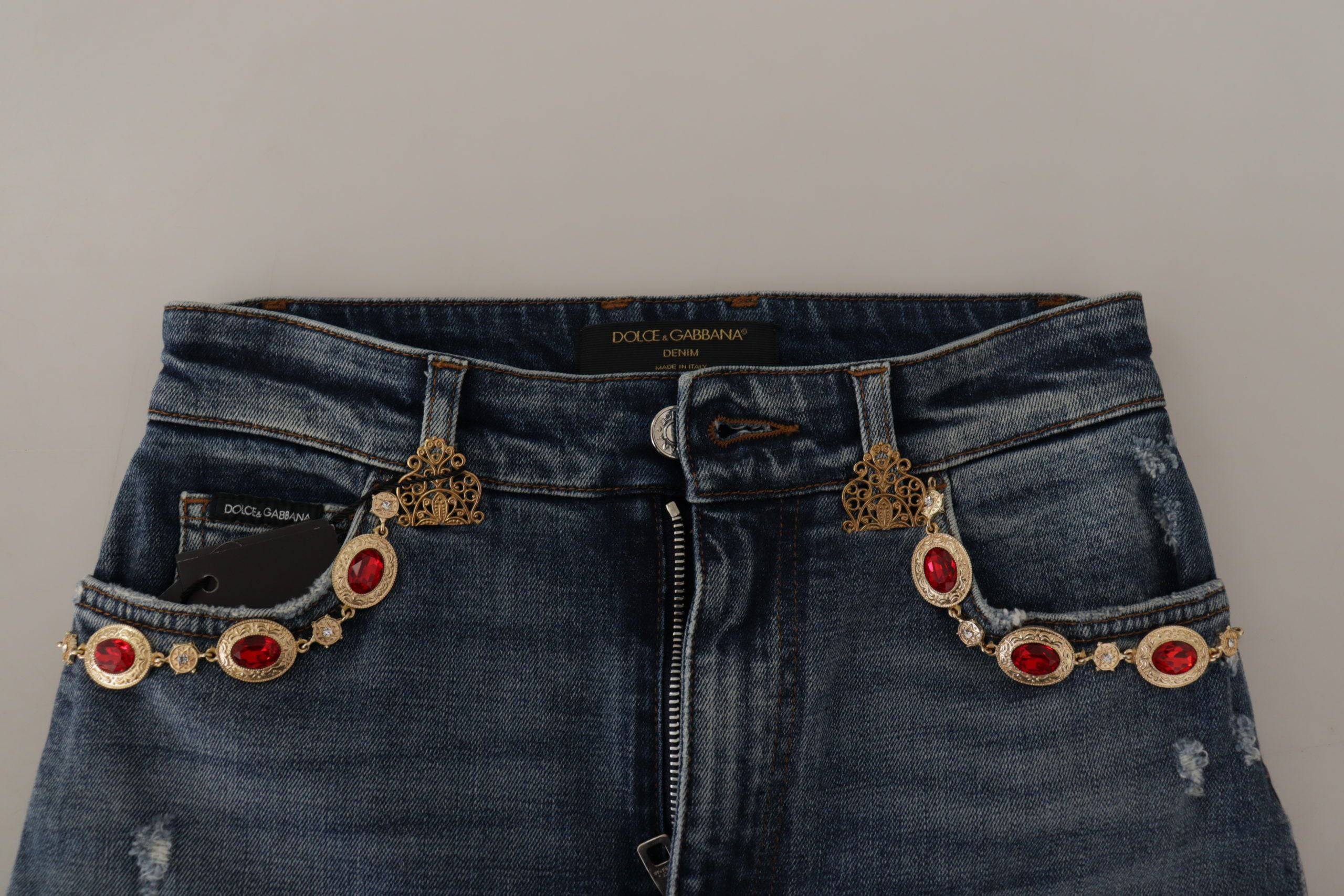 Pantalon en jean en denim bleu Dolce & Gabbana ornée de cristaux, style élégant et sophistiqué.