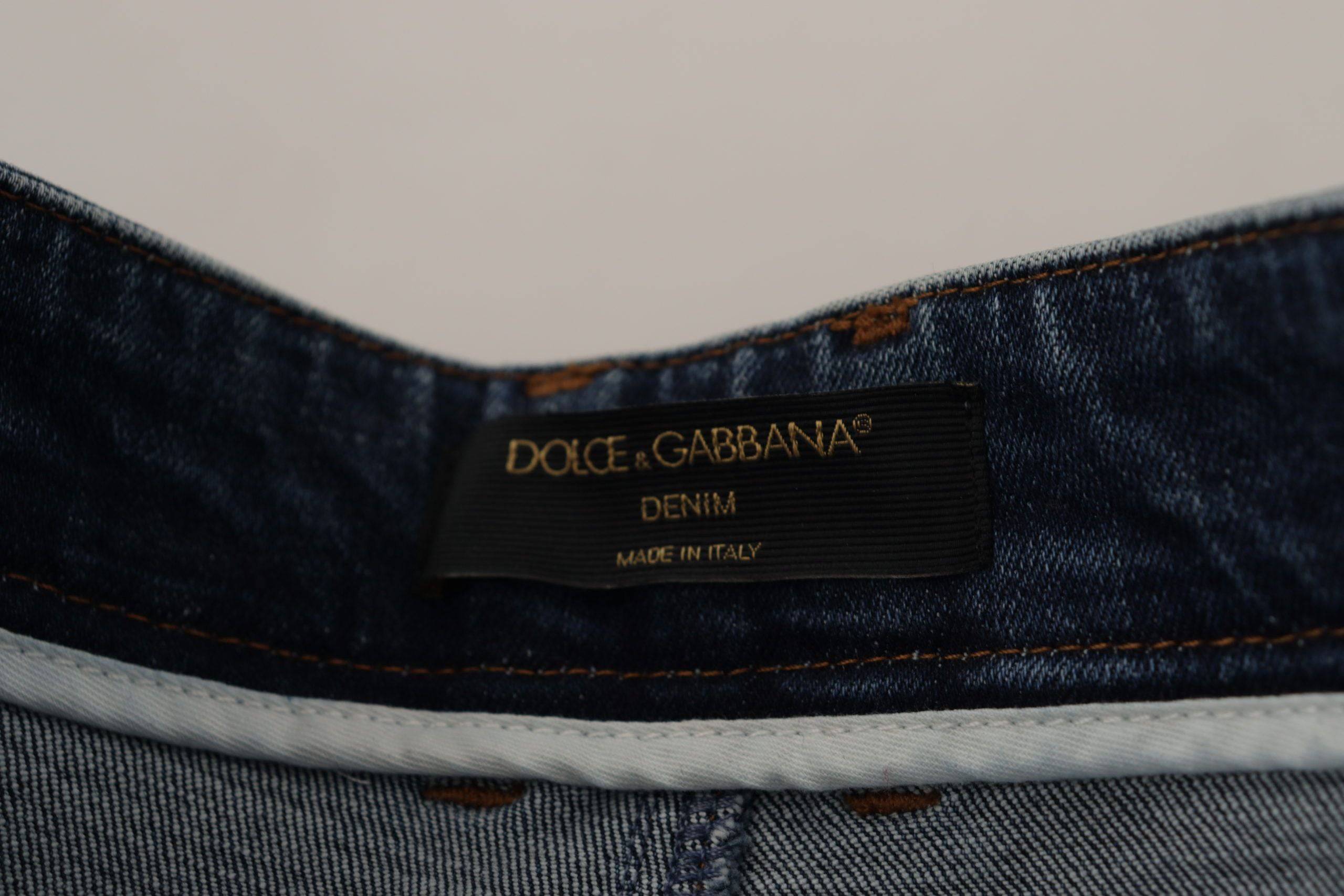Pantalons en jean en denim bleu Dolce & Gabbana avec embellissements en cristal, style élégant et tendance.