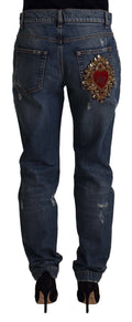 Jeans Dolce & Gabbana en denim bleu avec patch logo cœur baroque, style élégant et détaillé visible sur l'image.