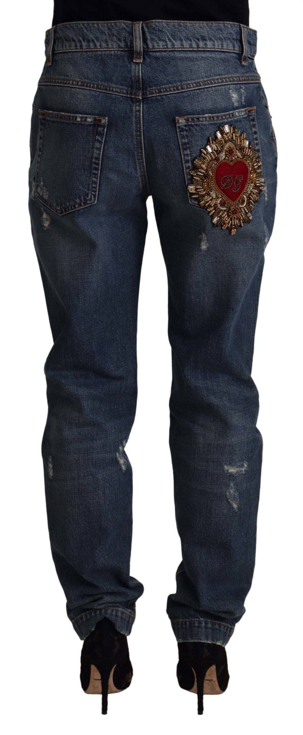 Jeans Dolce & Gabbana en denim bleu avec patch logo cœur baroque, style élégant et détaillé visible sur l'image.