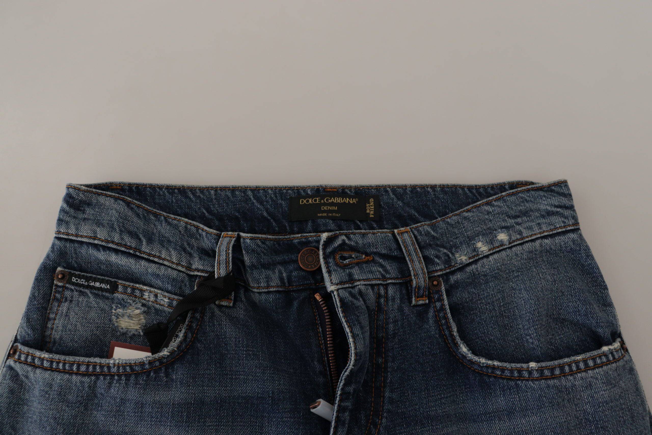Jeans Dolce & Gabbana en denim bleu avec patch cœur baroque et logo, style élégant et tendance.