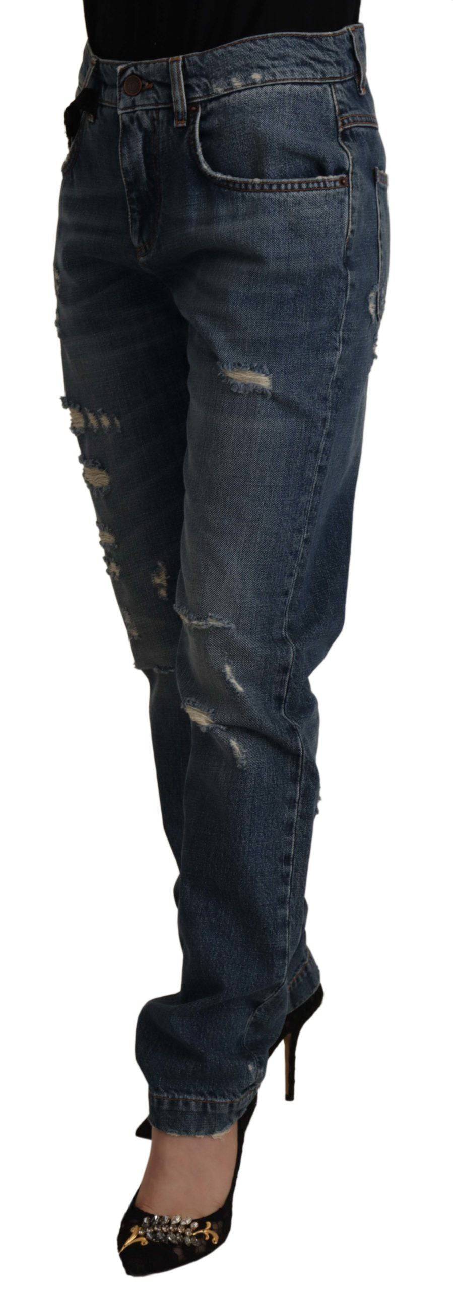 Jeans Dolce & Gabbana en denim bleu avec logo baroque cœur et patch, style pantalon décontracté et tendance.