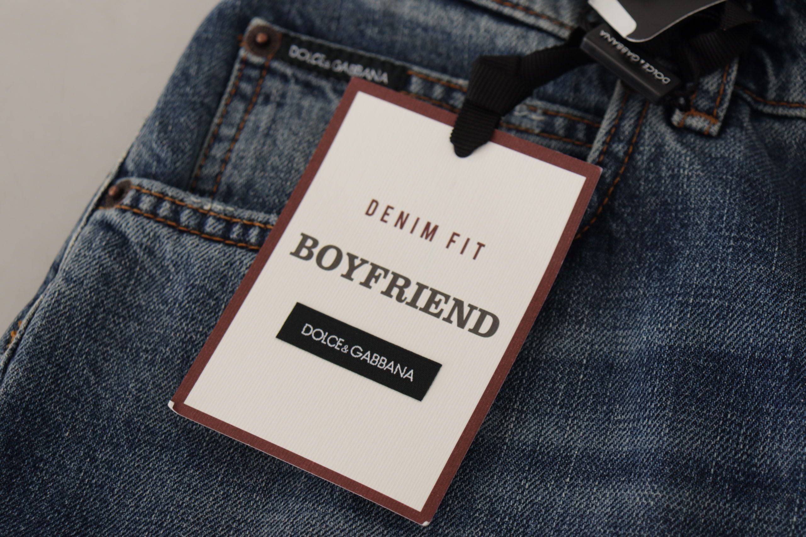 Jeans Dolce & Gabbana en denim bleu avec patch cœur baroque et logo, coupe classique pour homme ou femme.