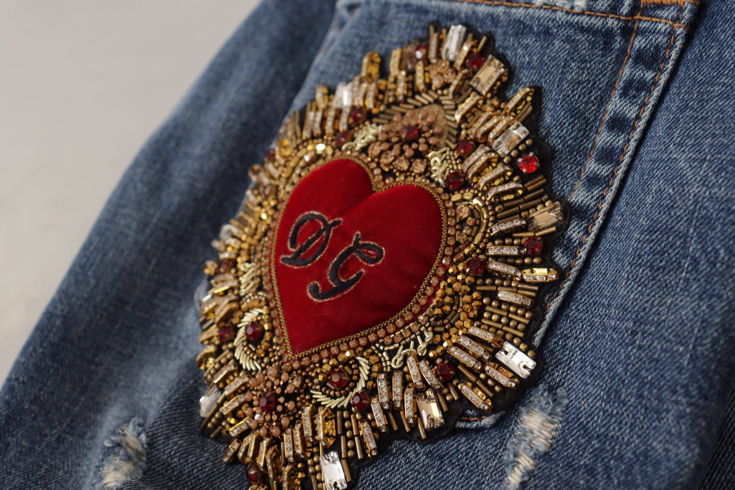 Pantalons en denim bleu Dolce & Gabbana avec logo en forme de cœur baroque et patch, style jeans élégant et tendance.