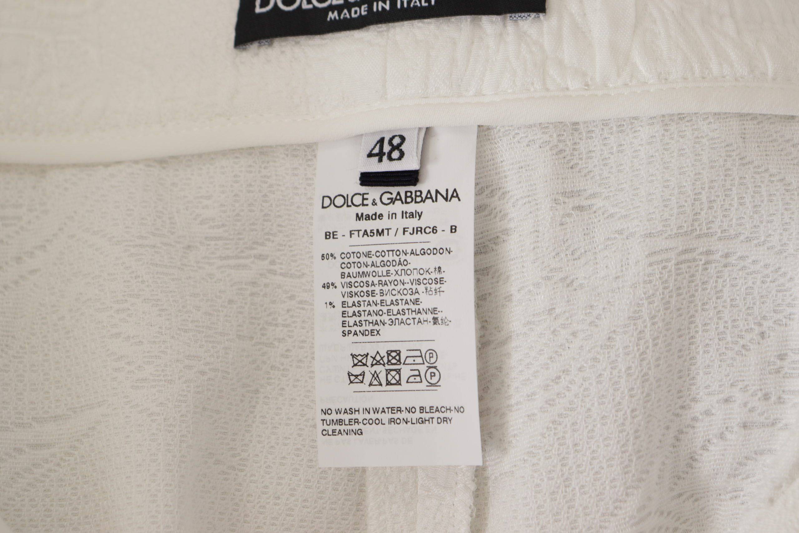 Shorts en coton blancs Dolce & Gabbana, culotte taille haute, vue de face avec détails de couture et finition élégante.