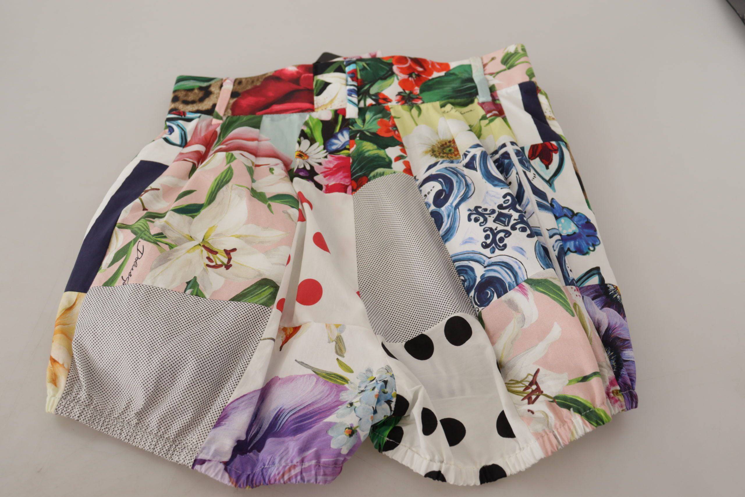 Shorts en coton à taille haute Dolce & Gabbana avec patchwork multicolore, détails colorés et style élégant.