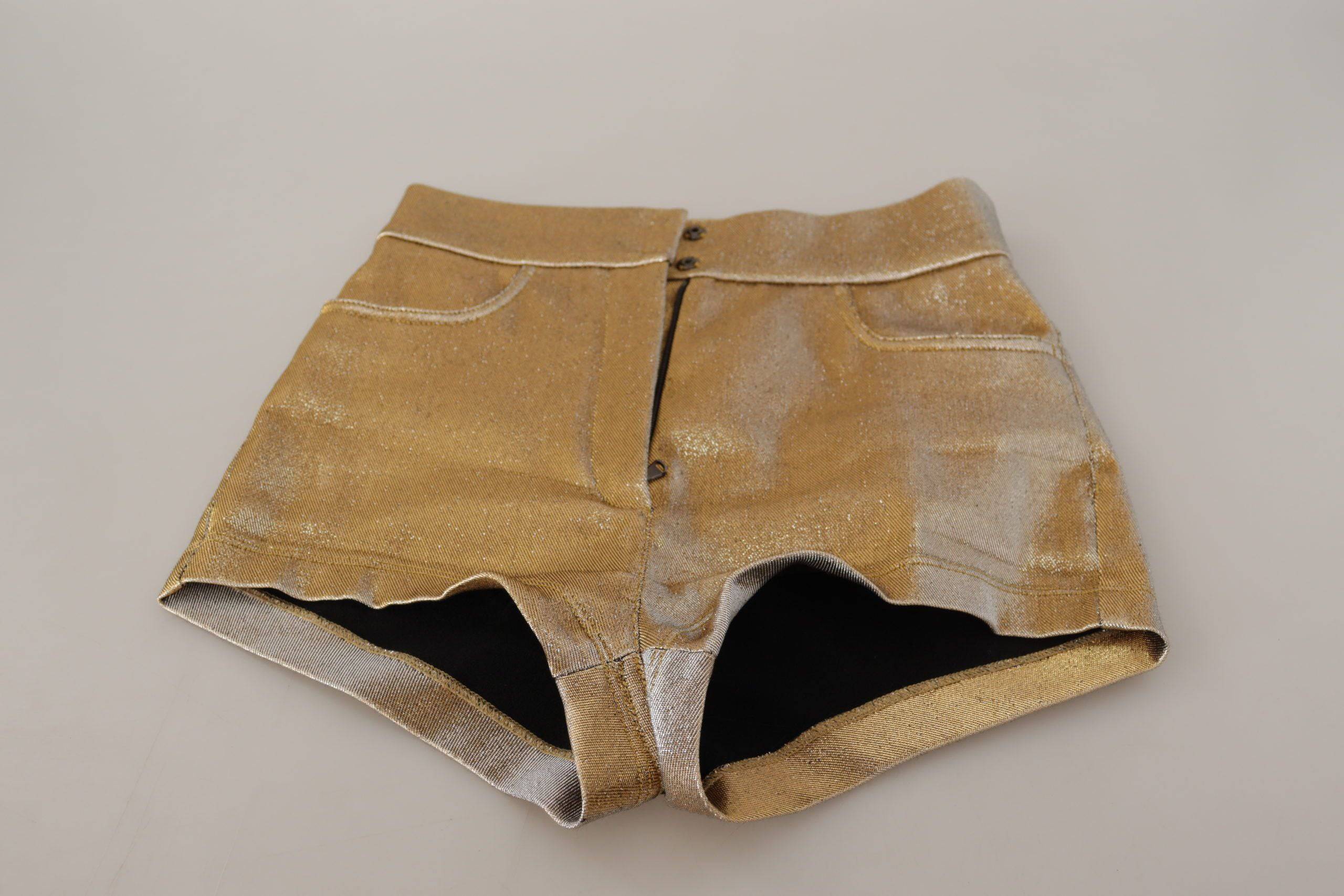 Shorts dorés en coton mélangé avec paillettes Dolce & Gabbana, vue détaillée du tissu brillant et du design élégant.