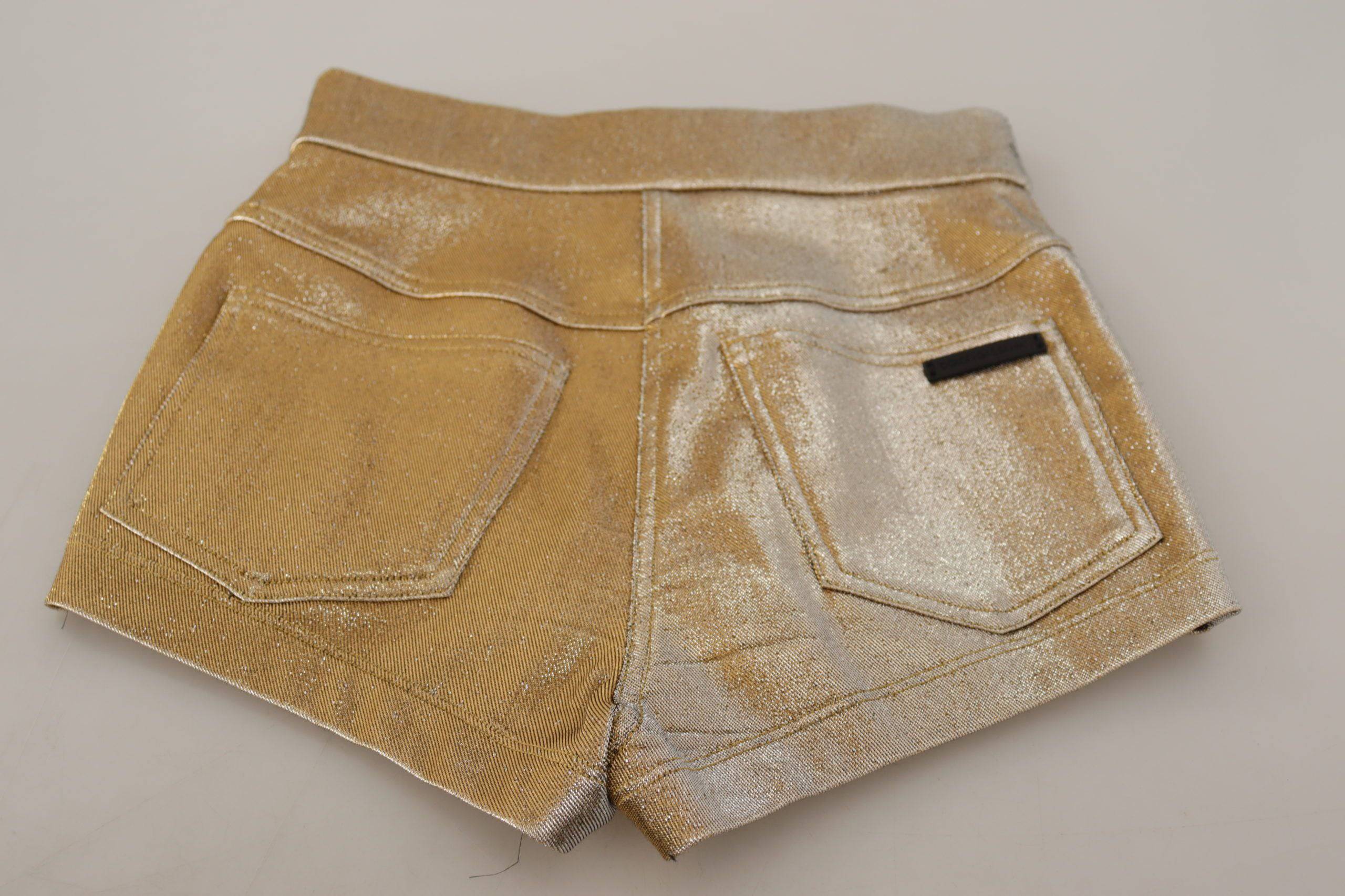 Shorts dorés en coton mélangé avec paillettes de la marque Dolce & Gabbana, coupe courte et look glamour.