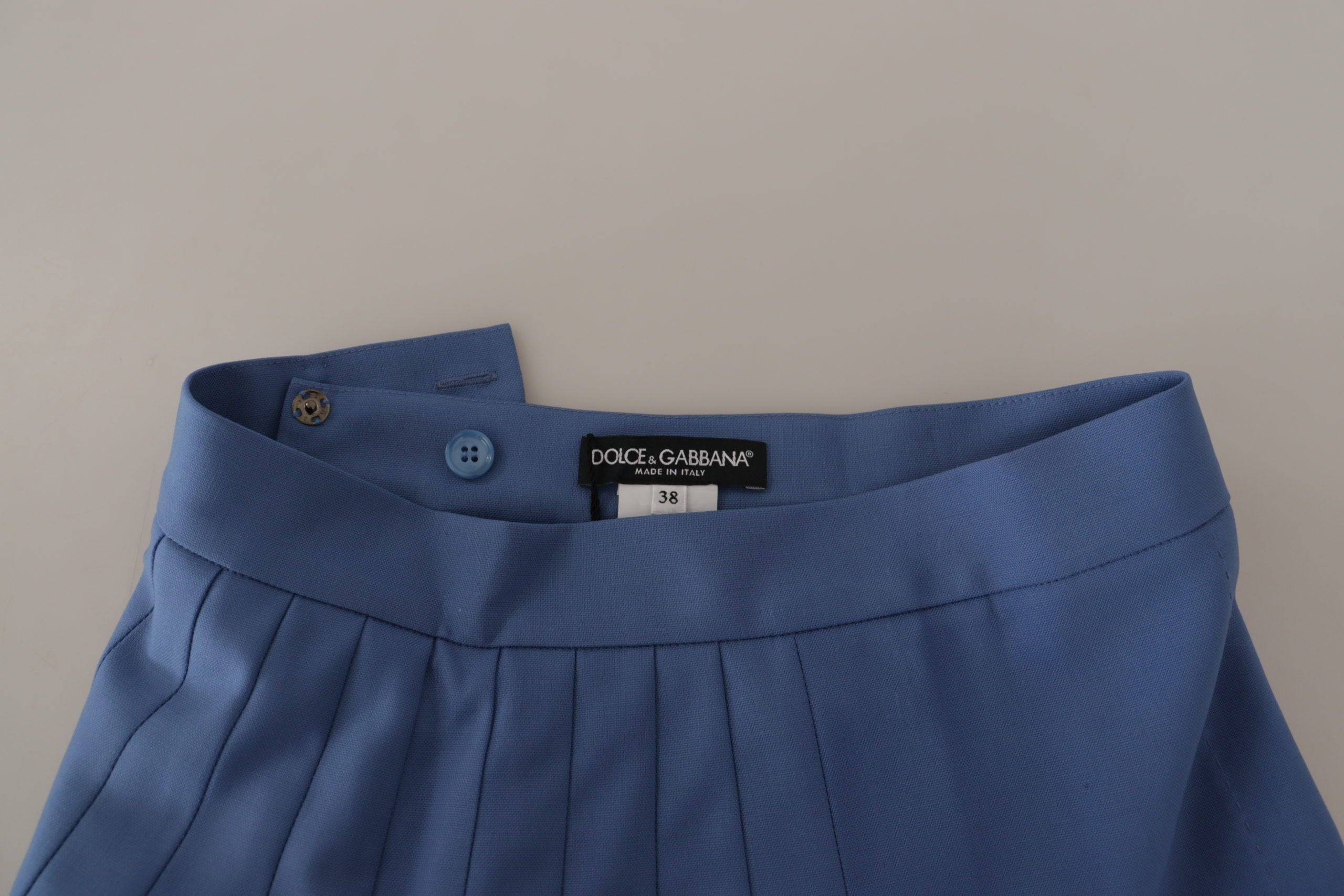 Jupe courte plissée en laine bleue Dolce & Gabbana avec embellissements, élégante et sophistiquée.