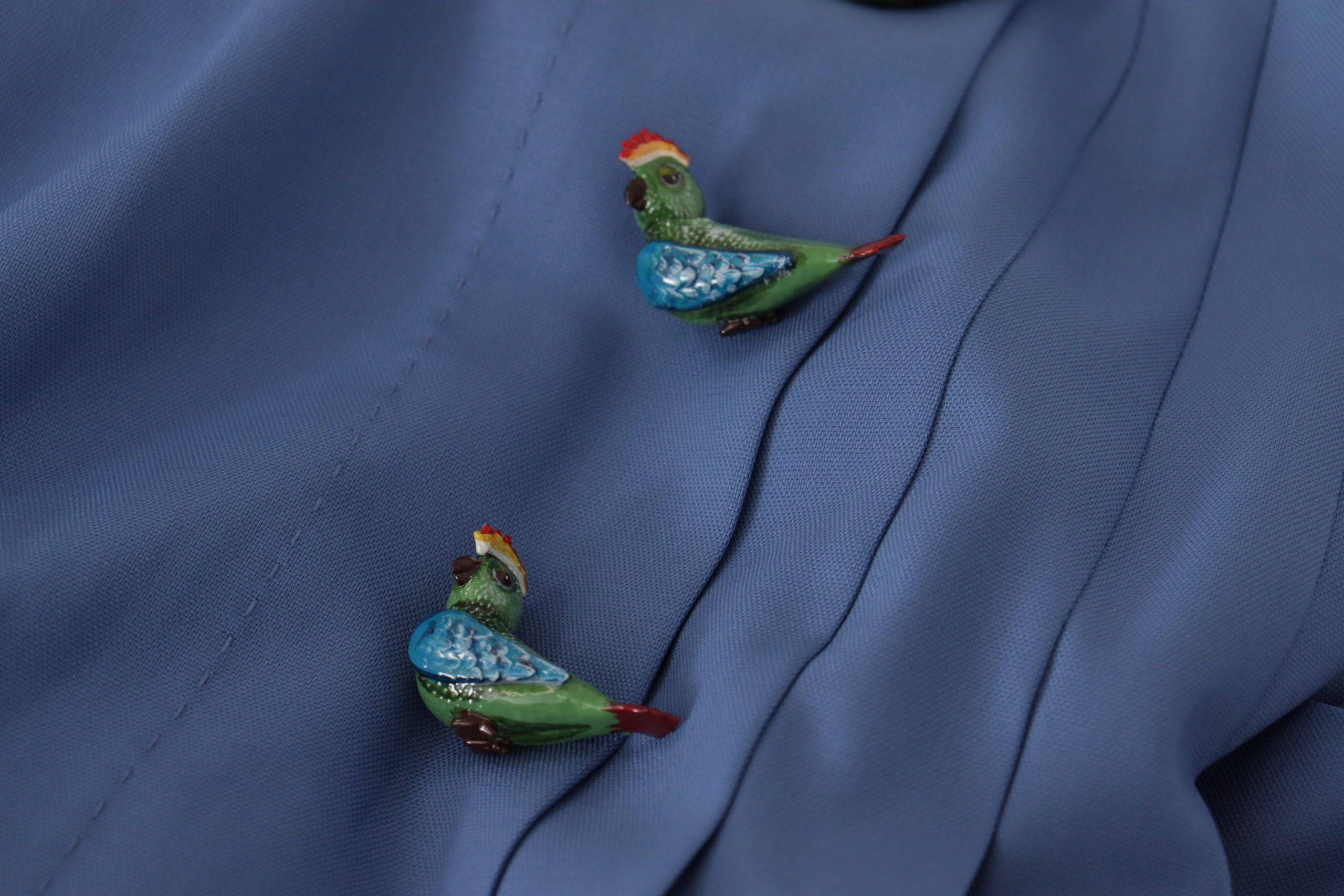 Jupe courte plissée en laine bleue Dolce & Gabbana ornée de détails embellis, vue de face.