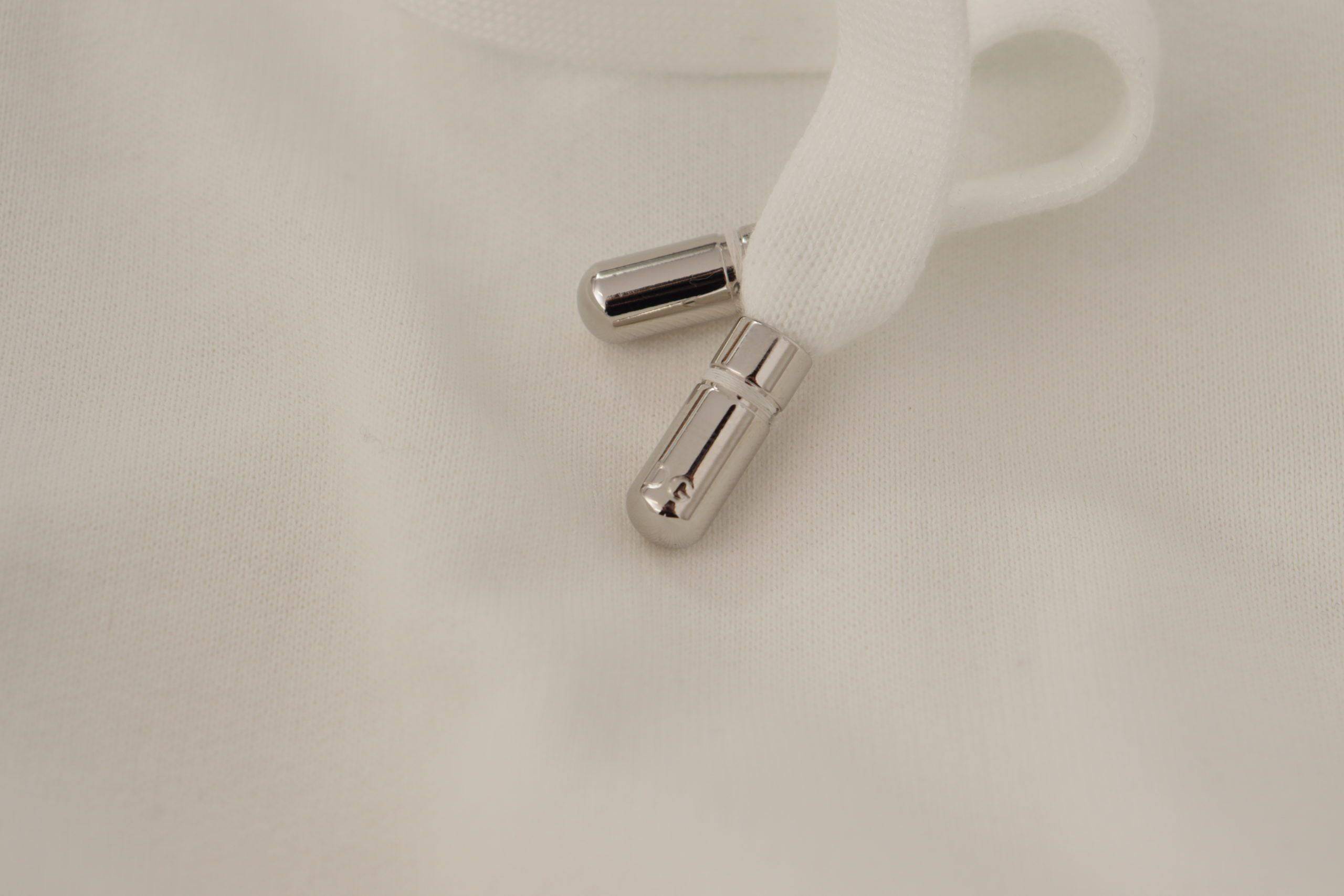Sweat à capuche blanc Dolce & Gabbana en maille avec broderies, pull-over confortable et style élégant.