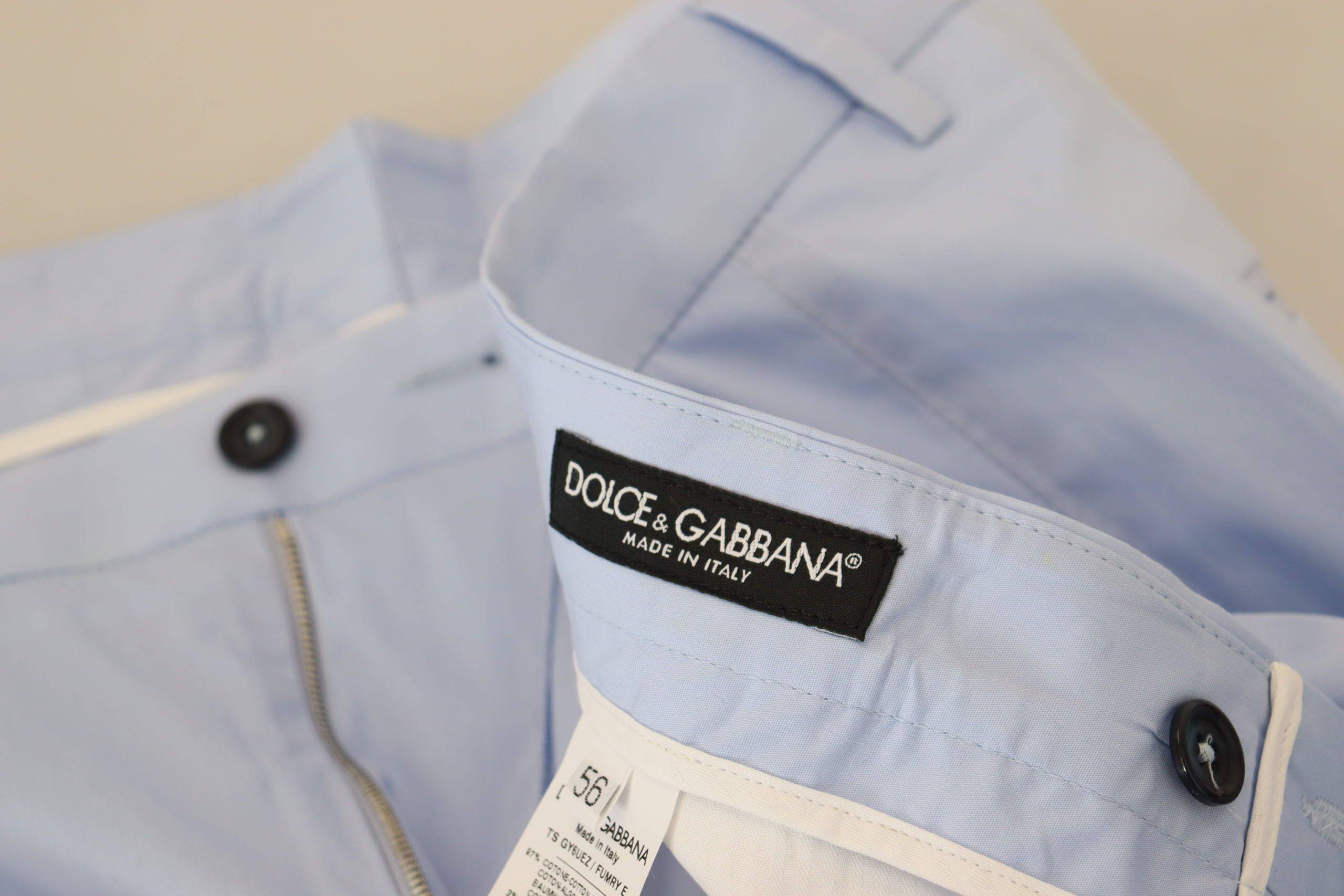 Pantalon chino en coton stretch bleu Dolce & Gabbana, style élégant et ajusté, visible avec détails de couture.