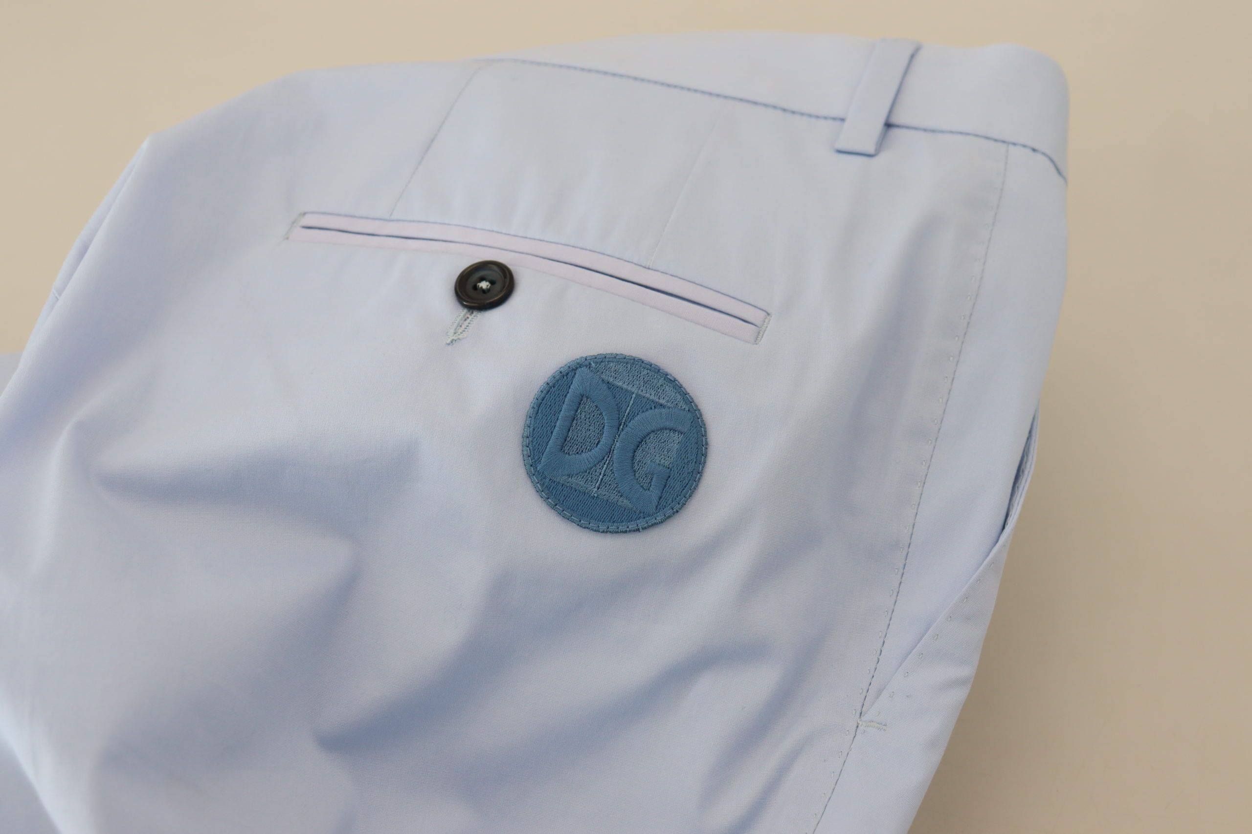 Pantalons chinos en coton stretch bleu Dolce & Gabbana, coupe ajustée et élégante pour homme.