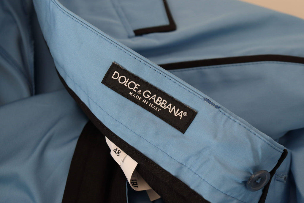 Pantalons Dolce & Gabbana en coton et soie bleus, style chino, visibles avec leur coupe élégante et tissu luxe.