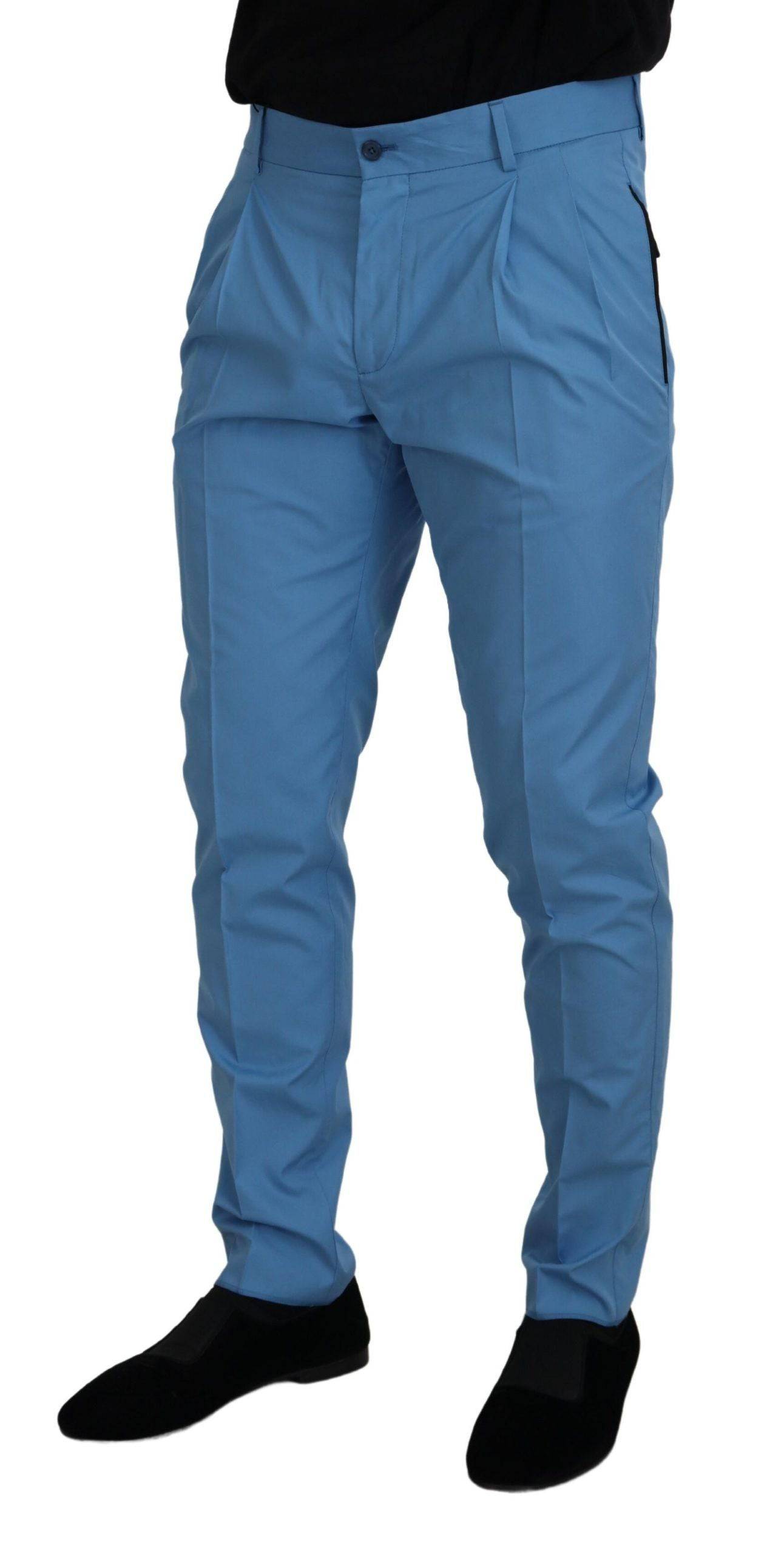 Pantalon chino Dolce & Gabbana en coton et soie bleus, vue de face montrant la coupe élégante et la texture du tissu.
