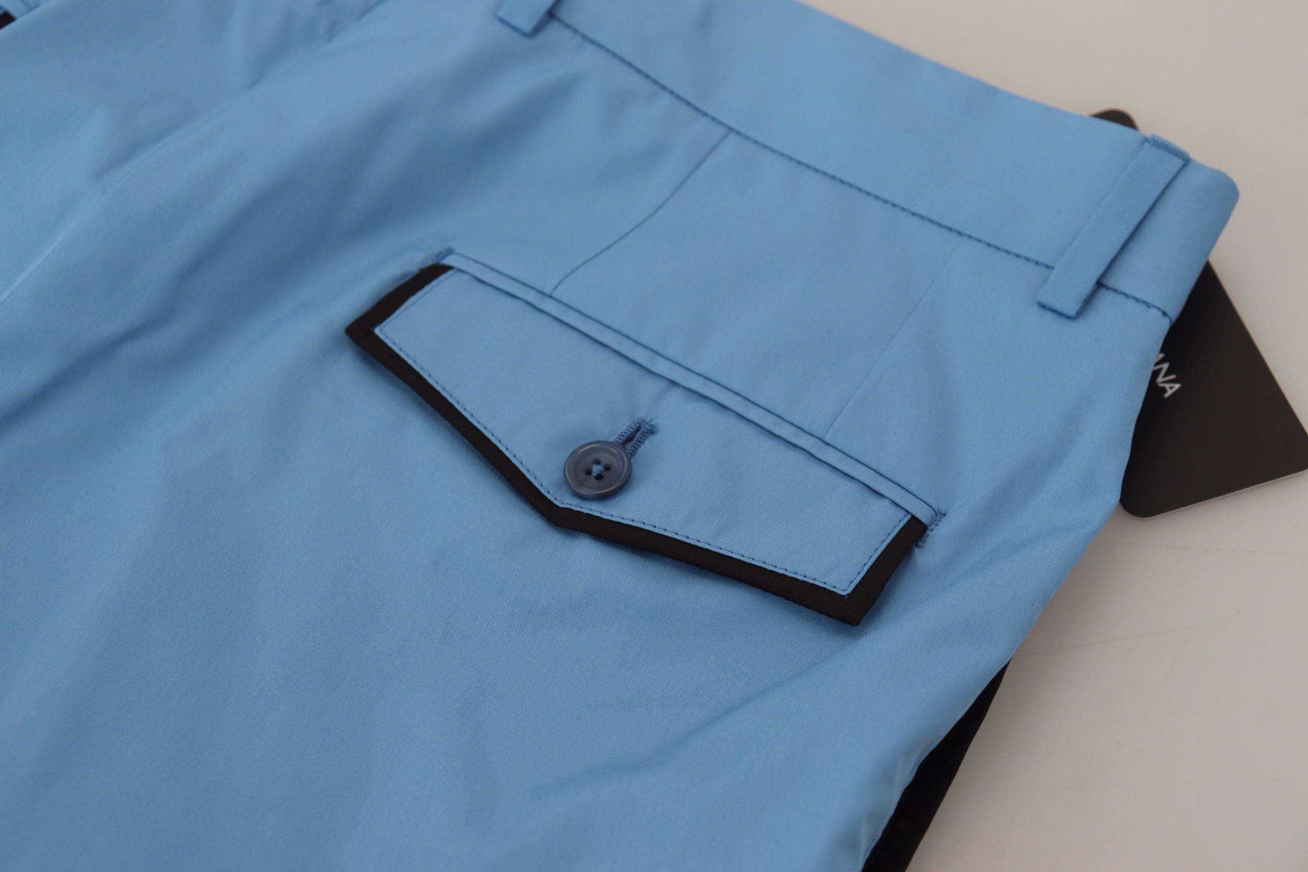 Pantalons en coton et soie bleus Dolce & Gabbana, chinos élégants avec coupe moderne, visibles en détail sur l'image.