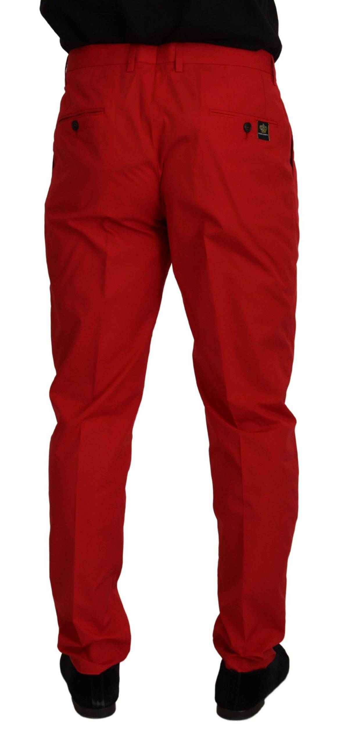 Pantalons chinos en coton rouge Dolce & Gabbana, coupe slim fit, vue de face sur un mannequin.