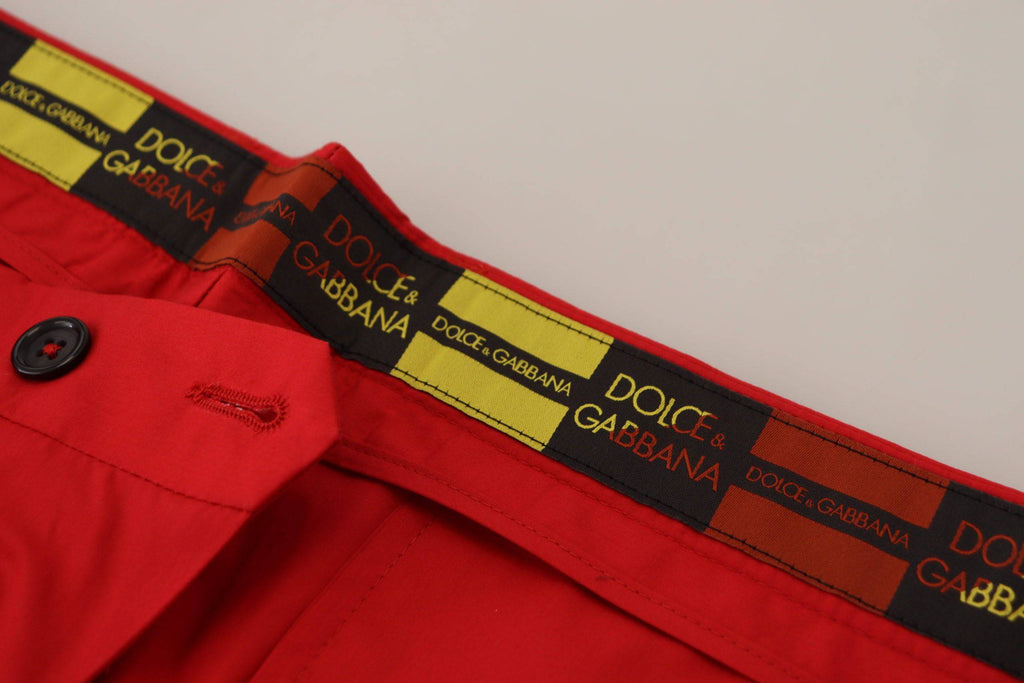 Pantalon chino rouge en coton Dolce & Gabbana, coupe slim fit, vue de face sur un fond neutre.