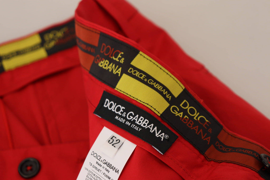 Pantalons chinos slim fit en coton rouge de la marque Dolce & Gabbana, vue de face sur un fond blanc.
