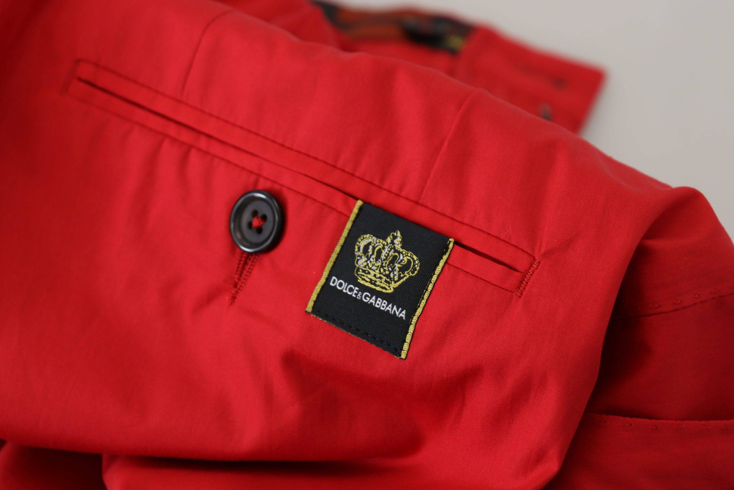 Pantalons chino slim en coton rouge Dolce & Gabbana, vue de face, détails de coupe ajustée et couture élégante.