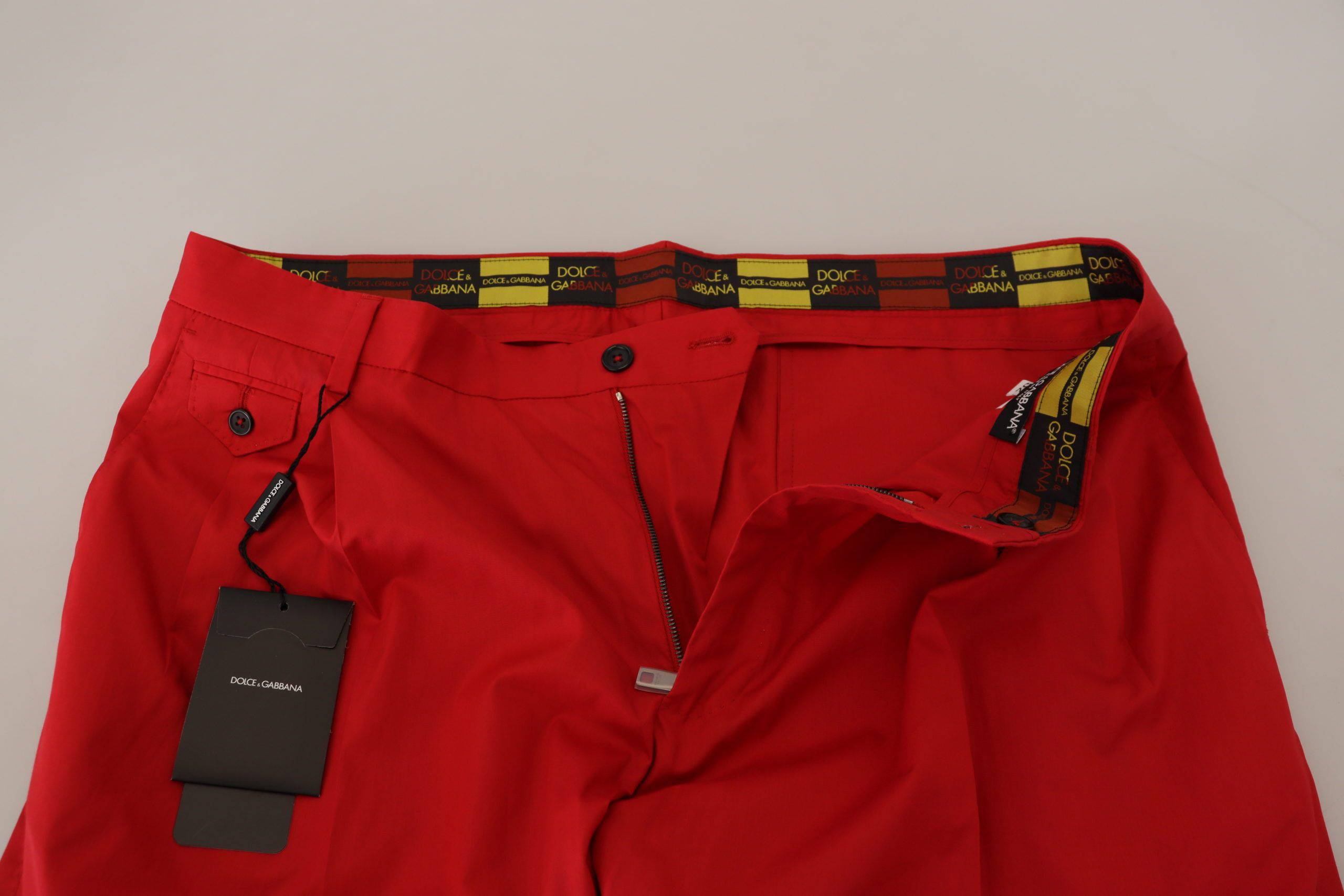 Pantalon slim en coton rouge Dolce & Gabbana, coupe ajustée, style chino, visible avec ceinture et poches avant.