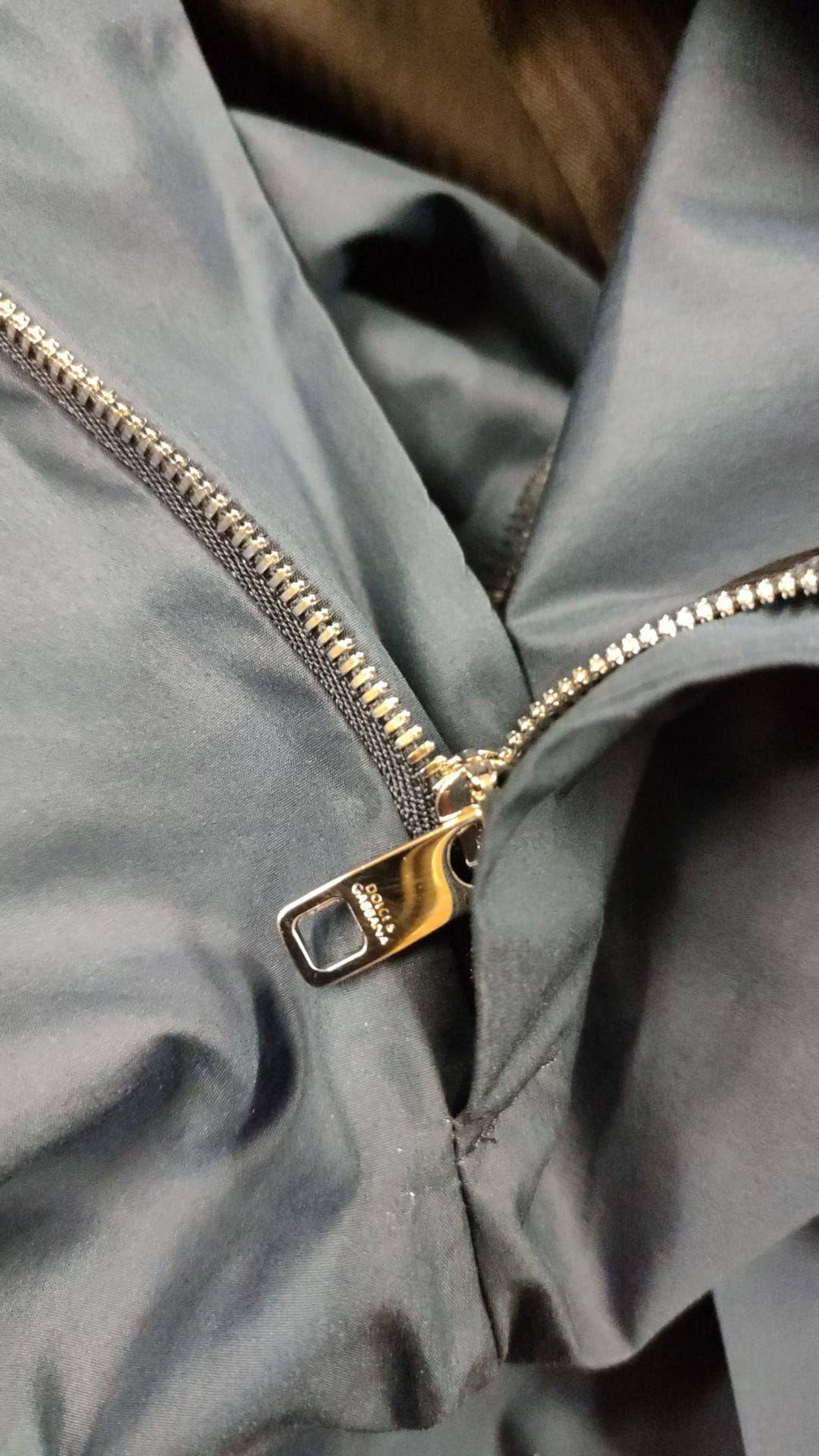 Pantalons Dolce & Gabbana en coton et soie bleus, chinos élégants avec coupe moderne et détails sophistiqués.